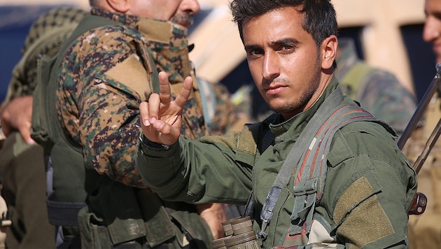Ein kurdischer Kämpfer in Rakka (Bild: APA/AFP/DELIL SOULEIMAN)