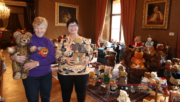 Ein Leben für Teddybären: die Südoststeirerinnen Hilde Gössler (links) und Josefine Koller (Bild: Sepp Pail)