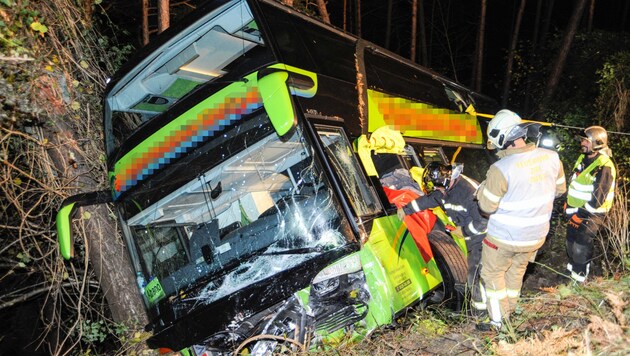 Zehn Meter tief stürzte der zweistöckige Reisebus über die Böschung. (Bild: APA/ZEITUNGSFOTO.AT)