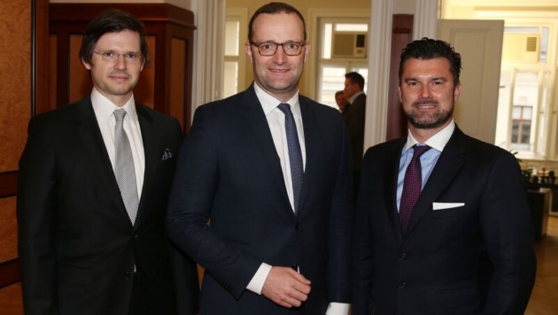 Jens Spahn (Mitte) mit den Gastgebern Christoph Ulmer (li.) und Thomas Zach (re.) (Bild: Zwefo)