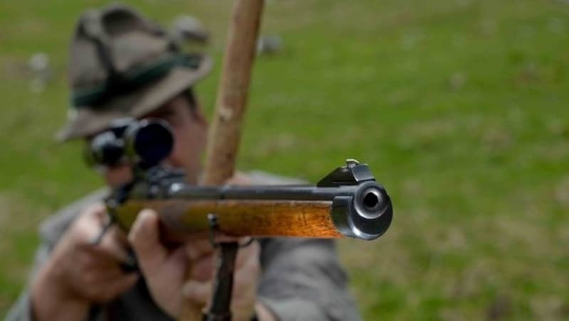 Kriminalisten rekonstruierten, dass das Opfer wohl beim Abstieg oder auch Aufstieg - das Gewehr dürfte ungesichert gewesen sein - versehentlich den Finger zum Abzug legte. (Bild: APA/Barbara Gindl (Symbolbild))