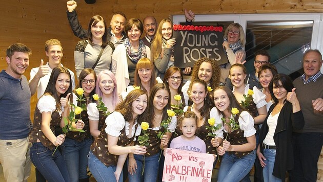 Die "Young Roses" haben sich ihre gelben Rosen wahrlich verdient (Bild: Dieter Arbeiter)