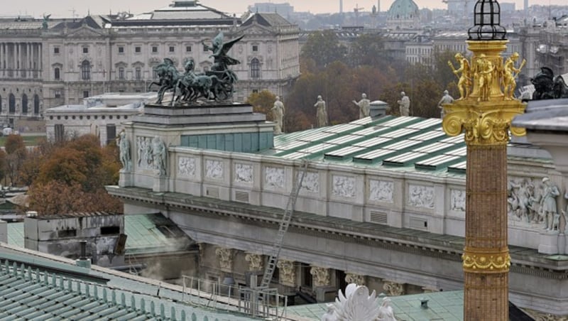 Ein Kühlturm auf dem Dach des Parlaments geriet in Brand. (Bild: APA/HANS PUNZ)