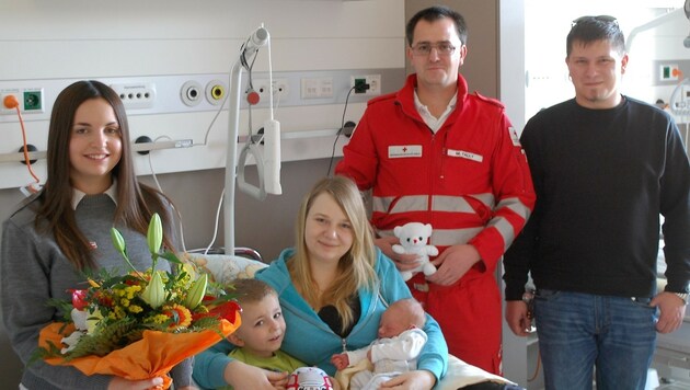 Familie Wittine mit den Sanitätern und Geburtshelfern Natalie Rauch sowie Markus Fally (Bild: Rotes Kreuz Gloggnitz)