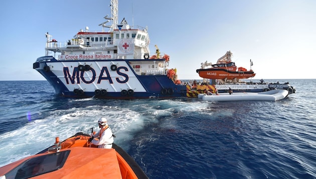 Záchrana uprchlíků na lodi v Itálii (archivní snímek) (Bild: APA/AFP/Andreas Solaro)