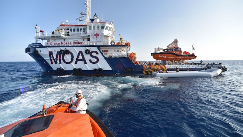 Rettung von Bootsflüchtlingen in Italien (Archivbild) (Bild: APA/AFP/Andreas Solaro)