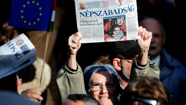 Die letzte Ausgabe der Oppositionszeitung "Nepszabadsag" (Bild: APA/AFP/ATTILA KISBENEDEK)