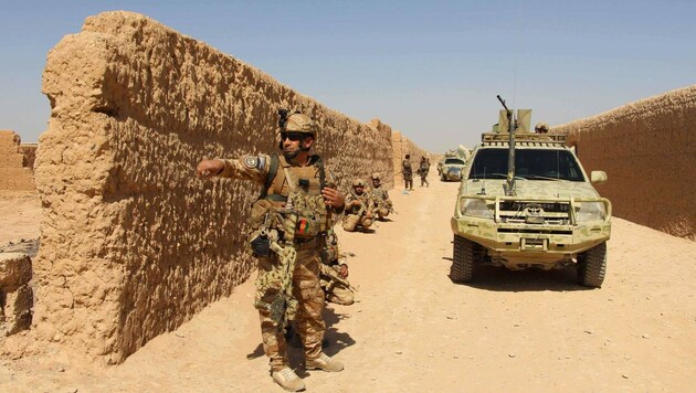 Einheiten der afghanischen Armee in der umkämpften Profinz Helmand (Bild: APA/AFP/NOOR MOHAMMAD)