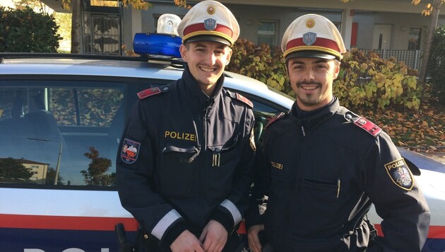 Die Lebensretter: Dieter Rois und Lukas Em (r.) holten den bewusstlosen Mieter aus dem Qualm. (Bild: Polizei)