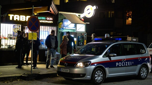 Die Polizei traf direkt nach dem versuchten Überfall bei der Trafik in der Schullernstraße ein. (Bild: zeitungsfoto.at)