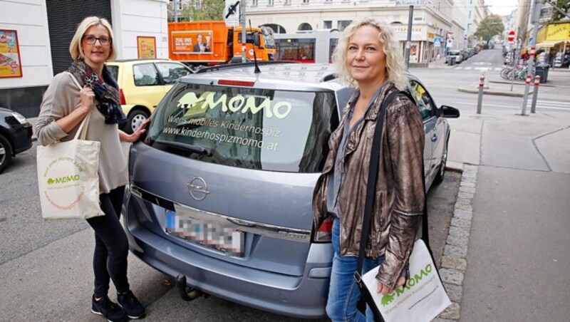 Visiten werden per Auto durchgeführt. Die Kinderärztin (r.) mit einer Kollegin vom "Momo" (Bild: Martin A. Jöchl)