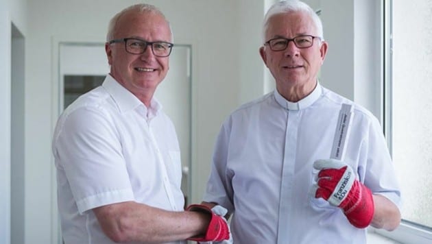 Caritas-Direktor Dines und Erzbischof Lackner (re.) im "Haus Franziskus": Spenden sind willkommen. (Bild: Caritas)