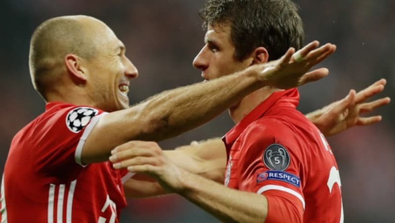 Arjen Robben (li.) und Thomas Müller bejubeln Bayerns souveränen Heimsieg gegen PSV. (Bild: AP)