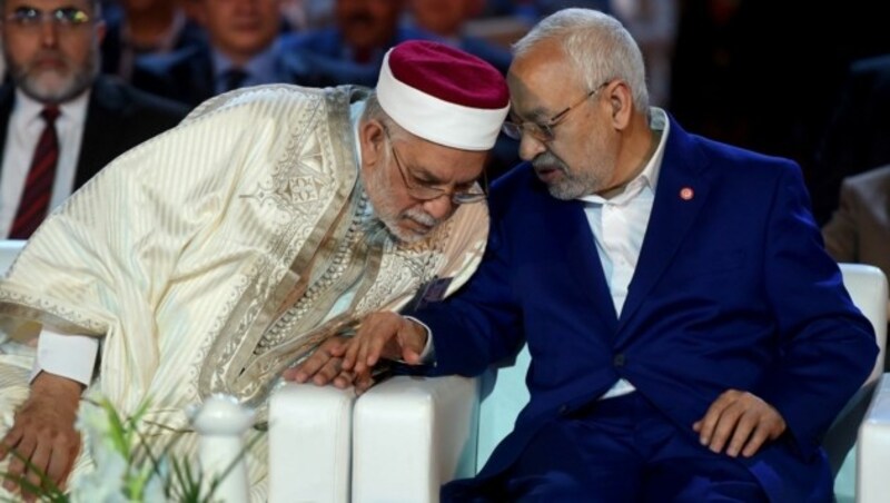 Abdelfattah Mourou (li.) mit dem Chef der Ennahda-Partei, Rached Ghannouchi, in Tunis (Bild: APA/AFP/FETHI BELAID)