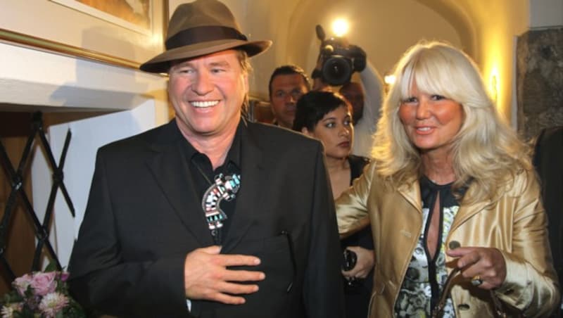 Val Kilmer mit Ingrid Roosen-Trinks im Juli 2010 in Salzburg (Bild: FRANZ NEUMAYR)