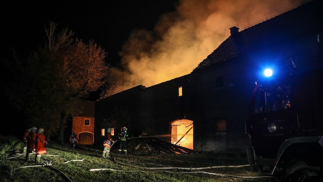Weithin war das Feuer zu sehen, das beim Bauernhofbrand in Grieskirchen den Nachthimmel erhellte (Bild: laumat.at / Matthias Lauber)