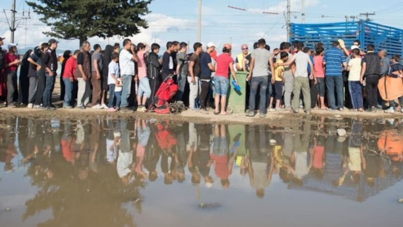 Flüchtlinge in Griechenland (Bild: APA/AFP/TOBIAS SCHWARZ)