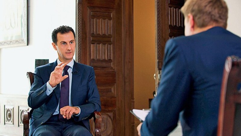 Assad erklärt die Lage in Interviews mit internationalen TV-Sendern. (Bild: AFP/picturedesk.com)