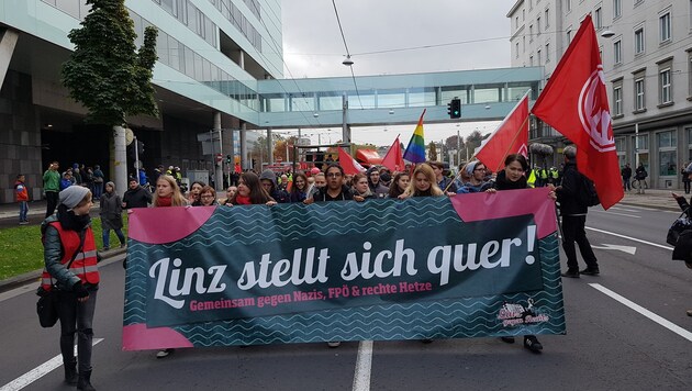 „Linz stellt sich quer“ war das Motto der großen Gegendemonstration 2016 (Bild: Kronen Zeitung/Werner Pöchinger)