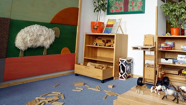 The facility in Von-Sparr-Straße in Cologne-Mülheim remained empty for days - there was simply no staff left to look after the children (symbolic image). (Bild: APA/Harald Schneider)