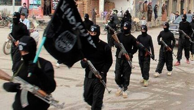 İslam Devleti savaşçıları (arşiv görüntüsü) (Bild: AP)