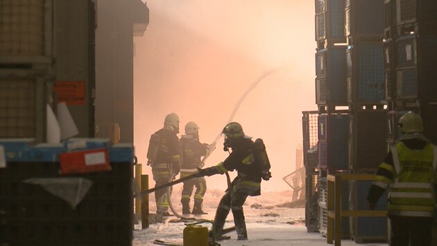 Großer Einsatz: 270 Atemschutzflaschenfüllungen wurden beim Bekämpfen des Brandes benötigt. (Bild: BFV Liezen/Schlüßlmayr)