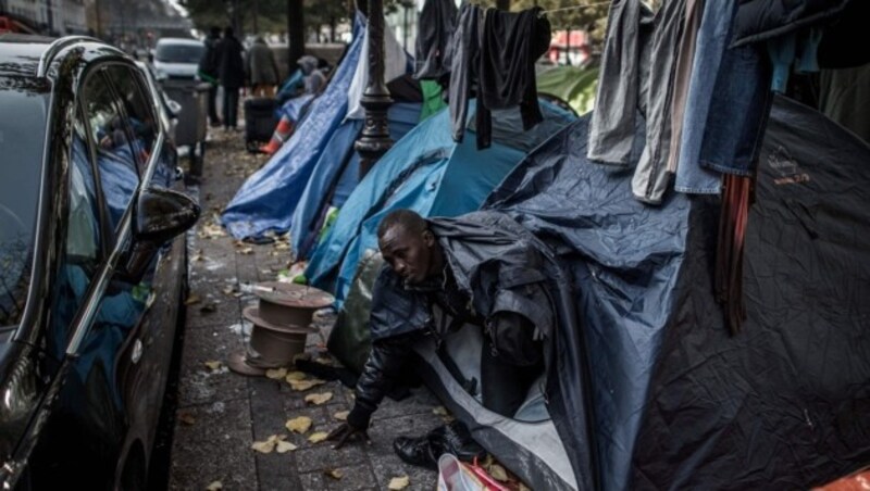 Flüchtlinge in Paris (Bild: APA/AFP/PHILIPPE LOPEZ)