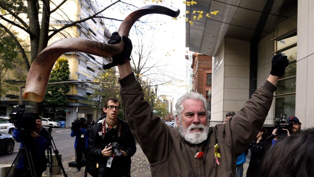 Einer der Besetzer triumphiert nach dem Gerichtsurteil in Portland. (Bild: ASSOCIATED PRESS)