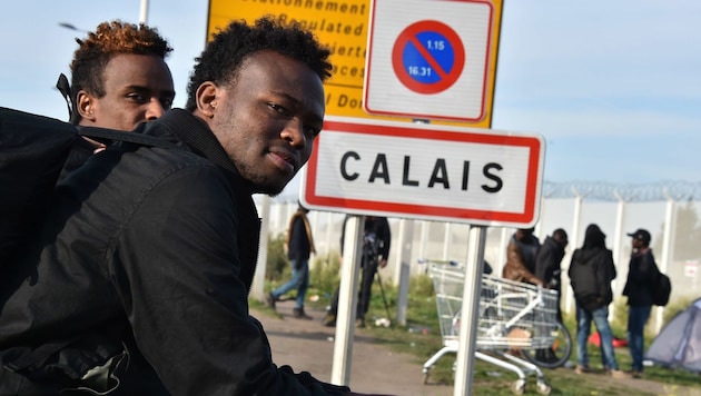 Wartende Migranten in Calais (Bild: APA/AFP/PHILIPPE HUGUEN)