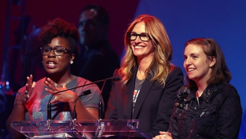 Uzo Aduba, Julia Roberts und Lena Dunham bei einer der Spendengala für Hillary Clinton (Bild: 2016 Getty Images)