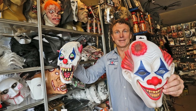 Halloween-Fans bekommen bei Mayr jede nur erdenkliche Maske, auch die der "Horror-Clowns". (Bild: Christof Birbaumer/Kronenzeitung)