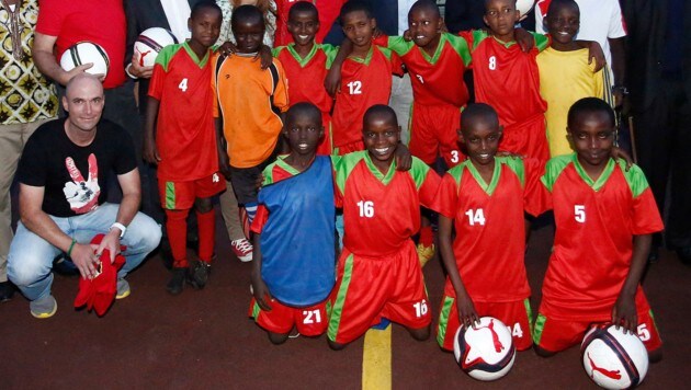 Stefan Köglberger und seine Schützlinge in der Fußball-Akademie im Horror-Slum von Nairobi (Bild: Dragan TATIC)