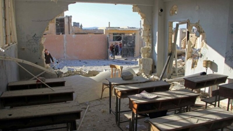 Ein zerstörtes Klassenzimmer in Syrien 2016 (Bild: APA/AFP/OMAR HAJ KADOUR)