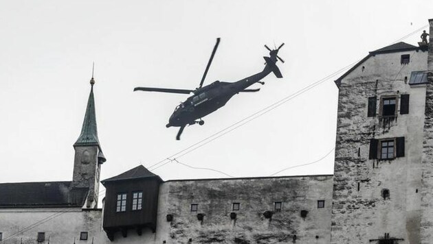 Der S70-"Black Hawk"-Hubschrauber im Anflug auf die Festung, wo er mehrere Gebirgsjäger absetzte. (Bild: Markus Tschepp)