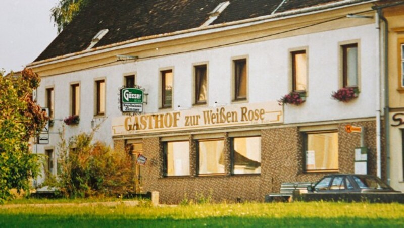 Knapp vor der Versteigerung gerettet: Der Gasthof Zur weißen Rose in Niederösterreich (Bild: Martin A. Jöchl)