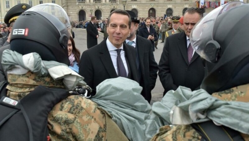 Kanzler Kern und Verteidigungsminister Doskozil bei der Leistungsschau des Bundesheeres (Bild: APA/HANS PUNZ)