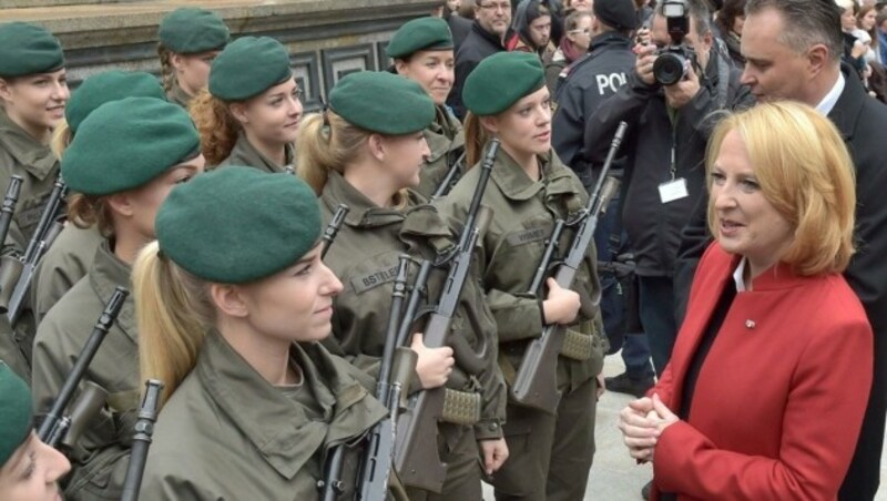 Bures freut sich, dass das Bundesheer zunehmend weiblicher wird. (Bild: APA/HANS PUNZ)