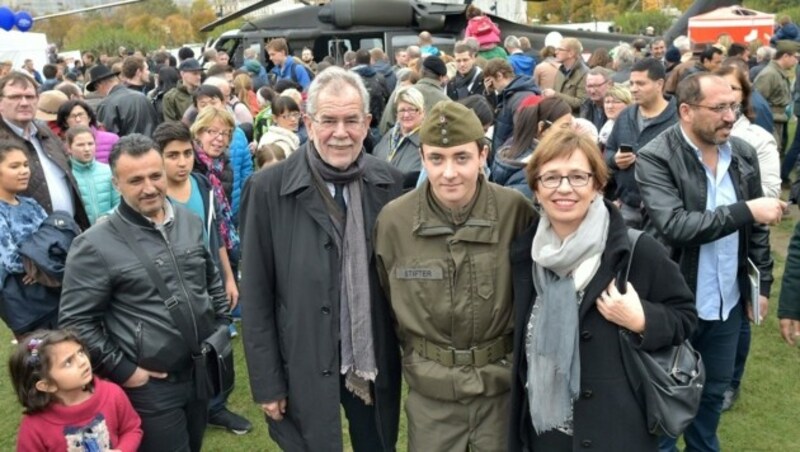 Alexander Van der Bellen, Ehefau Doris Schmidauer und ihr Neffe, der ebenfalls angelobt wurde (Bild: APA/HANS PUNZ)