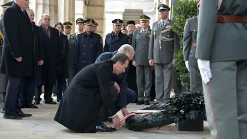 Kanzler Kern und Vizekanzler Mitterlehner bei der Kranzniederlegung (Bild: APA/HANS PUNZ)