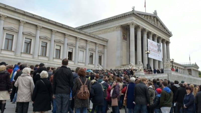 Vor dem Parlament bildeten sich lange Warteschlangen. (Bild: APA/HANS PUNZ)