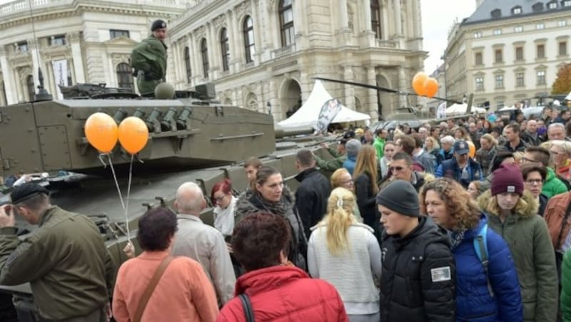 Riesiger Andrang bei der Leistungsschau des Heeres (Bild: APA/HANS PUNZ)