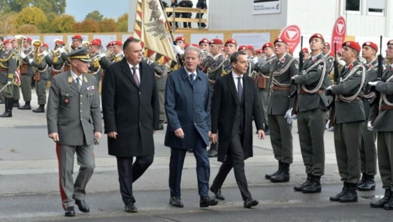 Kanzler und Vizekanzler gemeinsam mit Verteididungsminister Doskozil beim Abschreiten der Ehrengarde (Bild: APA/HANS PUNZ)