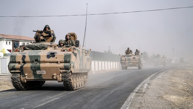 Türkische Panzerfahrzeuge im Kampf gegen den IS (Bild: ASSOCIATED PRESS)