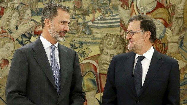 König Felipe VI. mit Ministerpräsident Mariano Rajoy (Bild: ASSOCIATED PRESS)