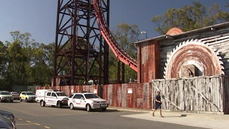 Fahrzeuge der Polizei vor dem Vergnügungspark (Bild: AP/Australian Broadcasting Corporation)