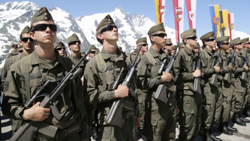 Soldaten bei ihrer Angelobung auf der Kaiser-Franz-Josefs-Höhe am Großglockner (Bild: APA/Franz Neumayr)