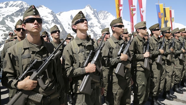 Soldaten bei ihrer Angelobung auf der Kaiser-Franz-Josefs-Höhe am Großglockner (Bild: APA/Franz Neumayr)