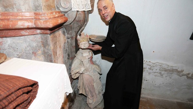 Pater Peter Adam mit der steinernen Madonna (Bild: Reinhard Judt)