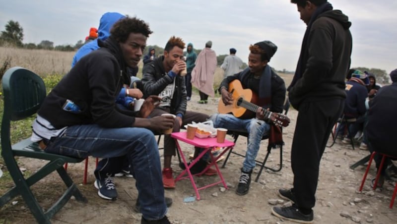 Migranten im "Dschungel"-Camp von Calais (Bild: Associated Press)