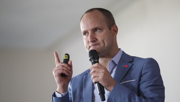 NEOS-Klubobmann Strolz will mit einer umgebauten Spitze bei der nächsten Wahl zweistellig werden. (Bild: APA/ERWIN SCHERIAU)